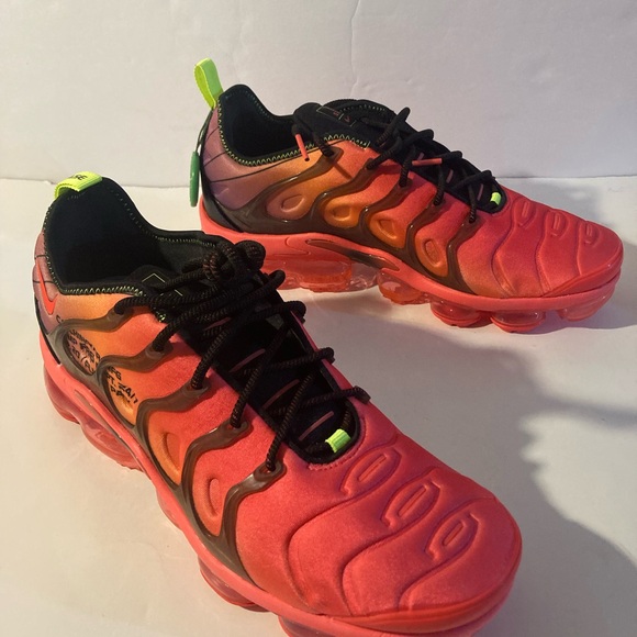 Nike Air Vapormax Plus Laser Crimson Sneakers